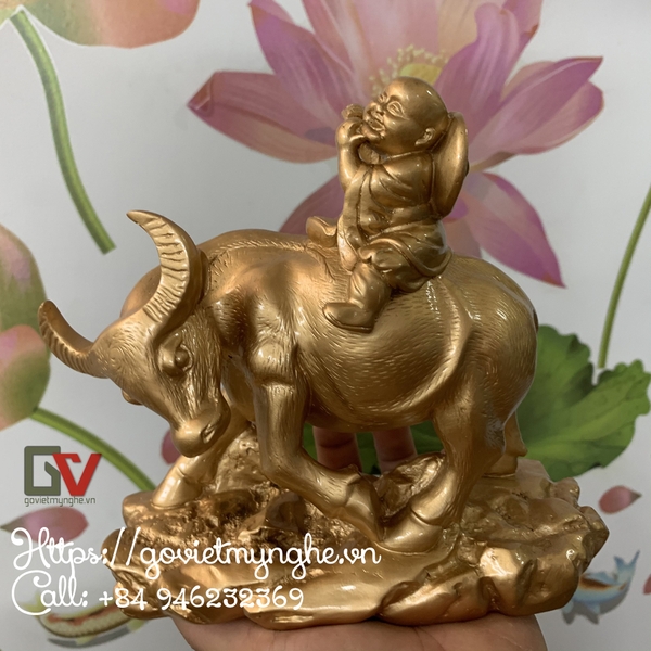 Tượng đá trang trí mục đồng cưỡi trâu - Dài 18cm - Màu nhũ vàng