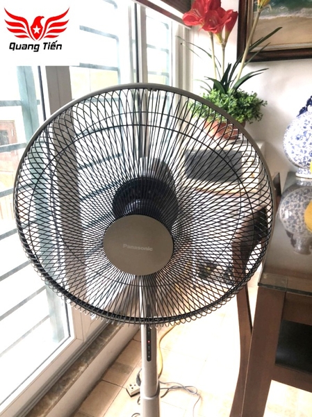 Quạt cây đứng Panasonic F-409KBE màu be