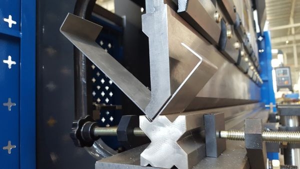 Máy chấn gấp thép hình tại Thịnh Phát
