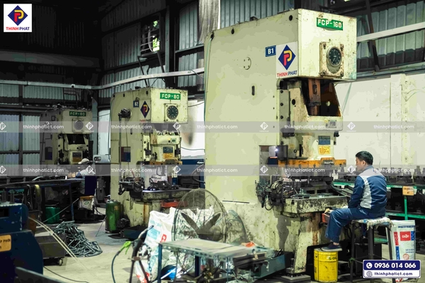 Hệ thống máy đột dập tự động sản xuất sàn thao tác chất lượng cao Thịnh Phát
