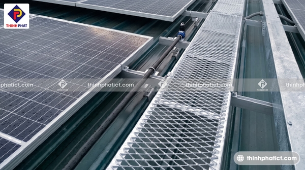 Sàn thao tác lưới mắt cáo ứng dụng trong thi công hệ điện năng lượng mặt trời