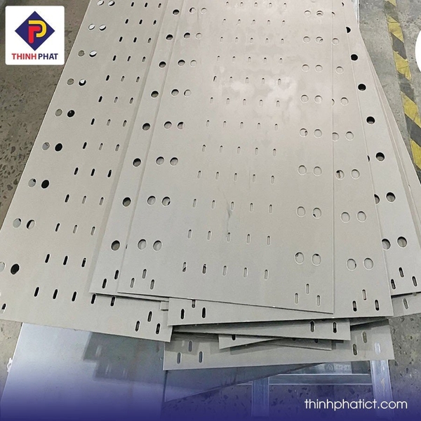  Thành phẩm kim loại tấm sau khi được đột lỗ bằng chùm laser CNC