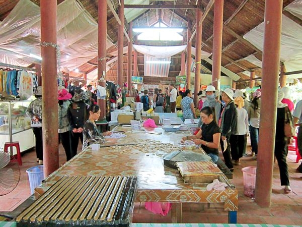 Tour du lịch Miền Tây 3 ngày 2 đêm-Tham quan cơ sở sản xuất kẹo dừa