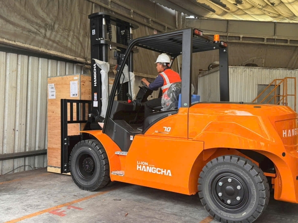 Xe nâng dầu phù hợp với loại pallet nào? Những điều doanh nghiệp thường chọn sai khi vận hành kho