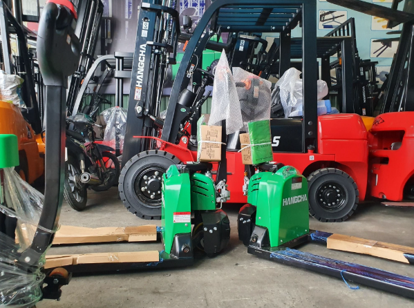 Có nên mua xe nâng tay giá rẻ? Sự thật về những 