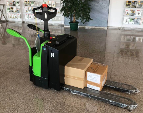 Dùng xe nâng tay điện sao cho tiết kiệm? 3 thói quen 