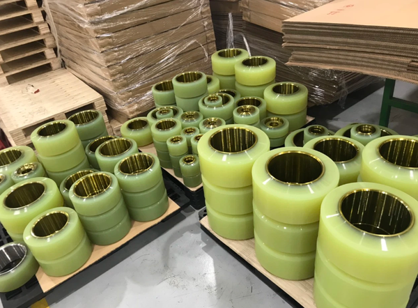 Kho chạy pallet nặng liên tục nên chọn bánh PU thế nào cho bền?
