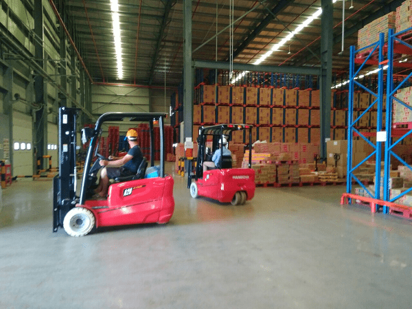 Tại sao nên mua xe nâng điện cho doanh nghiệp của bạn?