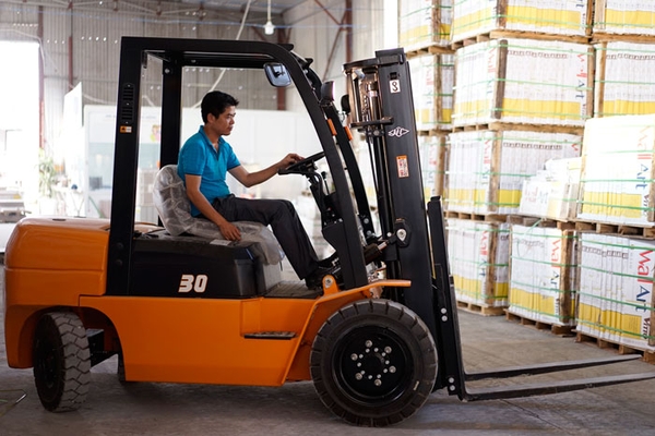 Thương hiệu xe nâng hàng và các yếu tố quan trọng khi lựa chọn mua