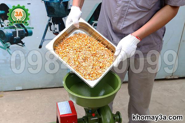 Vì sao các hộ chăn nuôi gia cầm nên có một chiếc máy vỡ ngô mảnh?