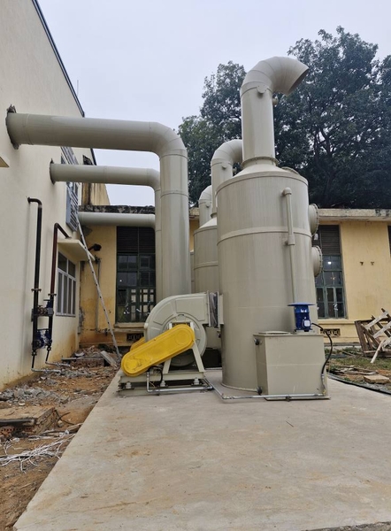 Tháp hấp thụ khí thải bằng dung dịch kiềm – Giải pháp xử lý SO₂, HCl, HF hiệu quả.
