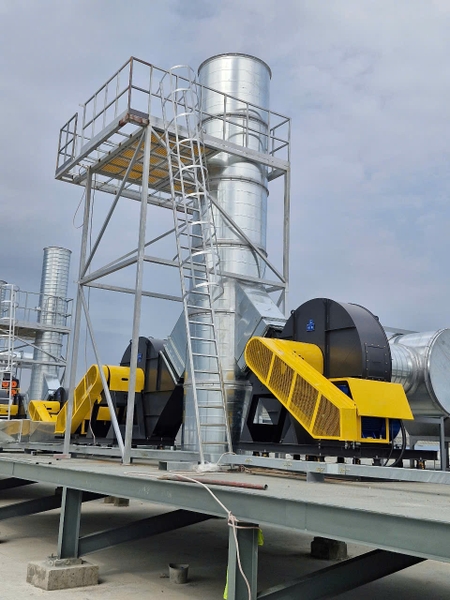 Tháp hấp phụ khí độc hữu cơ từ xưởng tái chế nhựa, cao su, da giày