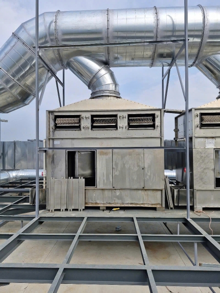 So sánh tháp phun lốc xoáy và tháp hấp thụ truyền thống – ưu nhược điểm từng loại