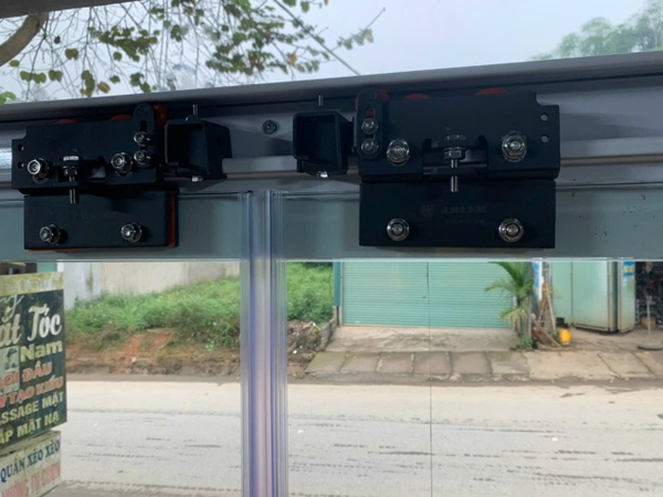 NGÂN SÁCH KHÁCH HÀNG CÓ HẠN, NHƯNG RAY TREO CỬA LÙA ADLER GIÚP ANH EM THỢ SÁNG TẠO KHÔNG GIỚI HẠN