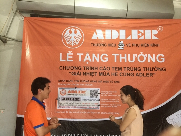 ADLER TRAO QUÀ TẶNG CHƯƠNG TRÌNH