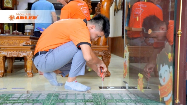 CÁCH THAY DẦU BẢN LỀ SÀN