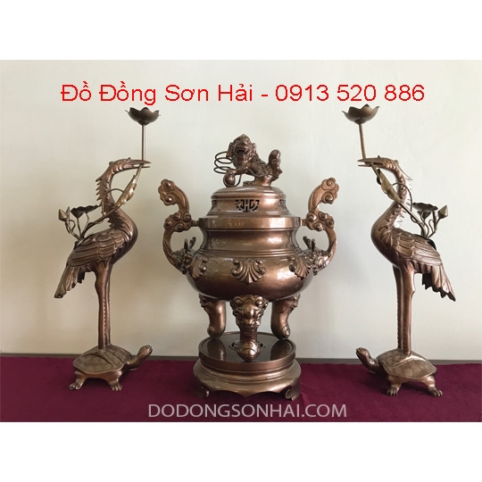 Bộ tam sự đỉnh hạc đúc bằng đồng đỏ, màu cổ, cao 60cm, phù hợp với bàn thờ dài 1m76 trở lên