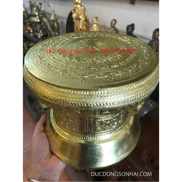 Giá trống đồng Việt Nam, bằng đồng gò, chạm thủ công, đường kính mặt 20cm, cao 18cm, mã TH04