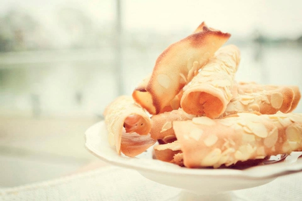 Cách làm bánh hạnh nhân cuộn - ALMOND TUILES