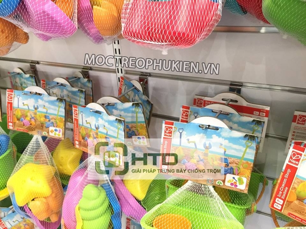 Rãnh nhôm cài móc treo cùng móc treo phụ kiện K06 được sử dụng tại TINI STORE