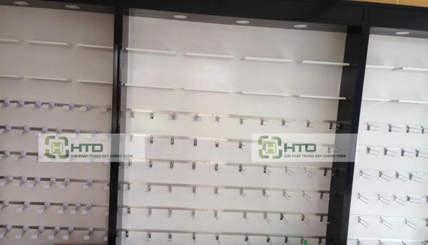 Lắp đặt kệ treo phụ kiện với móc treo chống trộm cho cửa hàng Samstore ngõ 183 Cầu Giấy