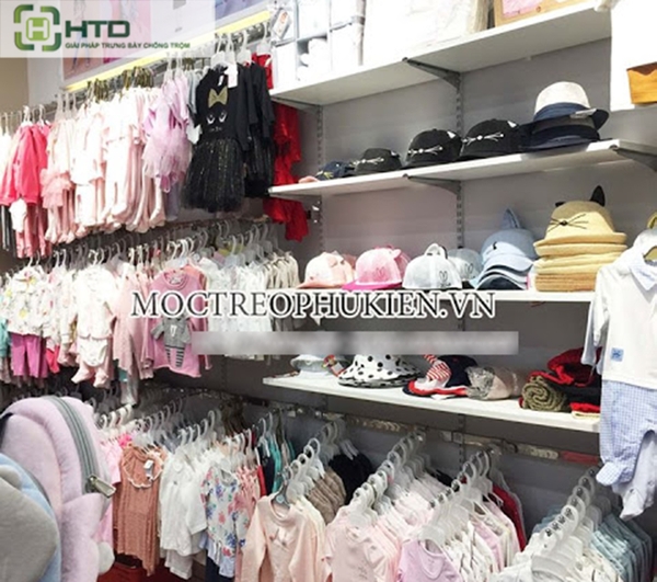 10+ mẫu kệ trưng bày cho shop quần áo, shop giày dép, shop phụ kiện