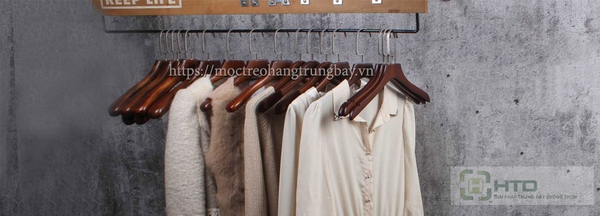 Sử dụng móc gỗ treo quần áo trong phong thủy cửa hàng