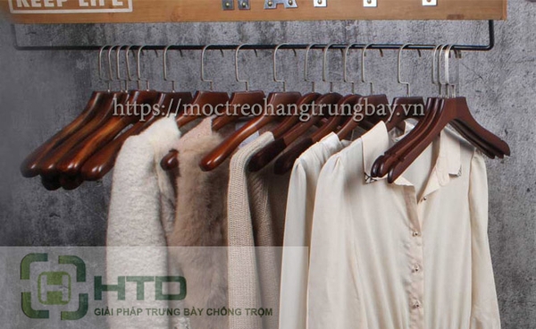 Xu thế sử dụng móc gỗ treo quần áo của các shop thời trang hiện nay.