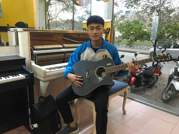 Guitar G11 Rosen và bạn sinh viên Đại học giao thông vận tải