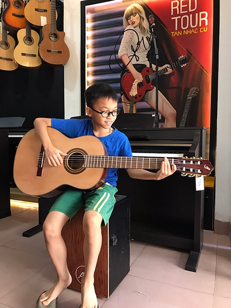 Cậu bé Anh Tuấn được bố tặng cây đàn Guitar Ba Đờn C150