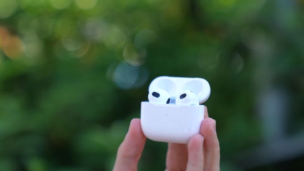 Mặc dù pin nhỏ hơn, AirPods 3 có thời lượng sử dụng lâu hơn AirPods Pro