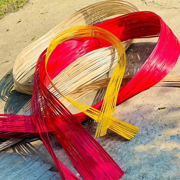 Natural bamboo strips Colorful - dyed options for weaving and decoration.