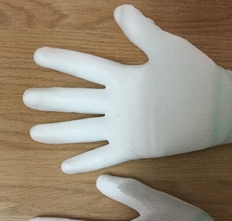 Găng tay phòng sạch màu trắng phủ bàn