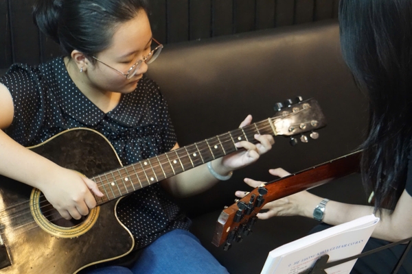 HỌC GUITAR TẠI SAY GUITAR – BẮT ĐẦU TỪ NHỮNG HỢP ÂM ĐẦU TIÊN ĐẾN TỰ TIN ĐỆM HÁT