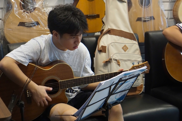 GHÉ SAY GUITAR – BIẾN MÙA HÈ THÀNH HÀNH TRÌNH ÂM NHẠC ĐẦY CẢM HỨNG | KHÓA HỌC GUITAR CHO NGƯỜI MỚI BẮT ĐẦU | SAY GUITAR TPHCM