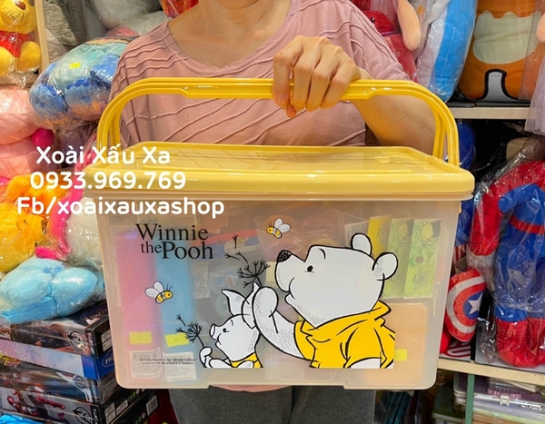 THÙNG NHỰA GẤU POOH CÓ QUAI XÁCH NẮP GÀI KHOÁ 2 BÊN (45*30cm)