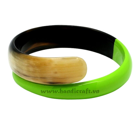 Natural rolling horn & lacquer bangle bracelet