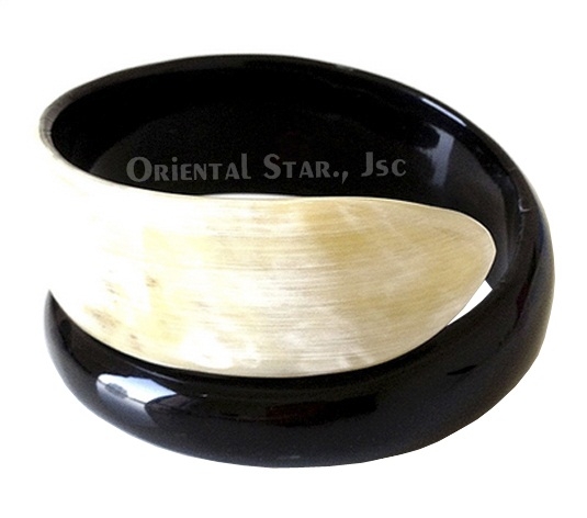 Natural rolling horn & lacquer bangle bracelet