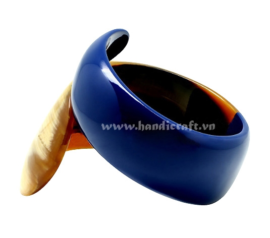 Natural rolling horn & lacquer bangle bracelet