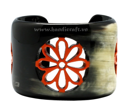 Horn cuff bracelet with lacquer flowers