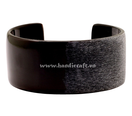 Matte horn & lacquer cuff bracelet