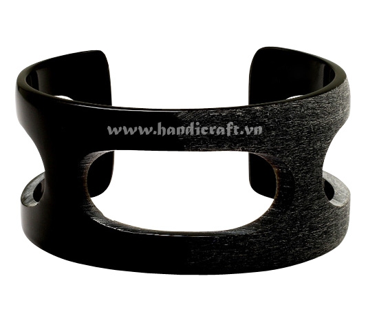 Hole matte horn & lacquer cuff bracelet