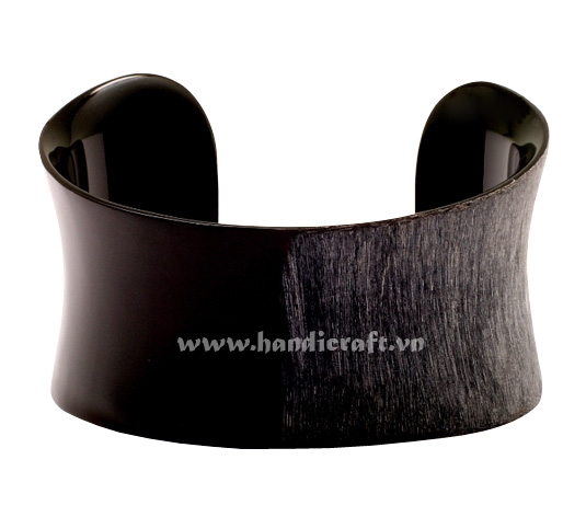 Matte horn & lacquer cuff bracelet