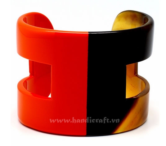 Horn & red lacquer cuff bracelet