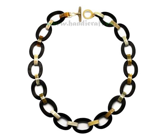 Black oval horn with light horn links