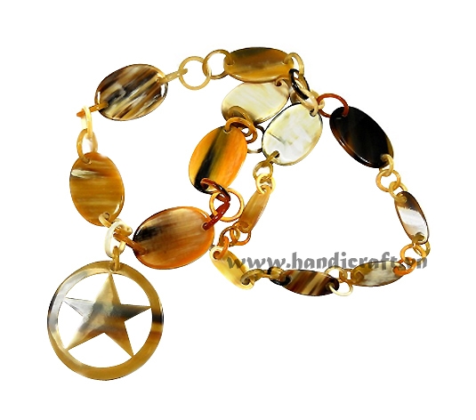 Solid horn with five star pendant necklace