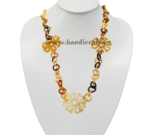 Buffalo horn necklace with flowers pendants