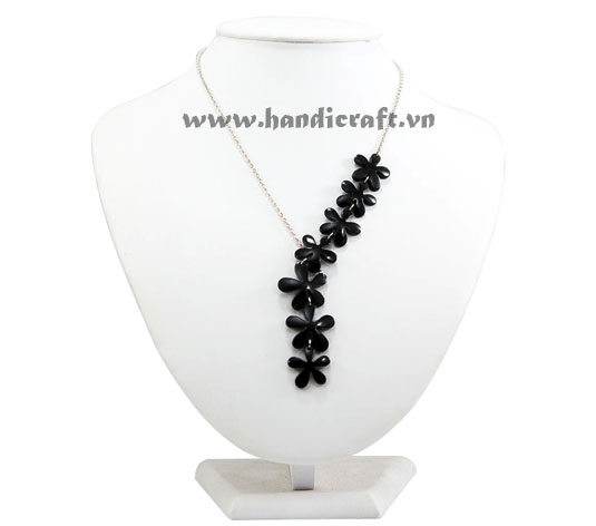 Black horn flower necklace