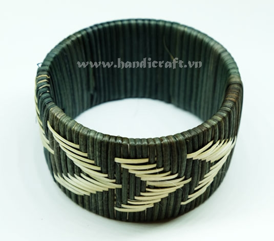 Rattan bracelet with arrow weaving