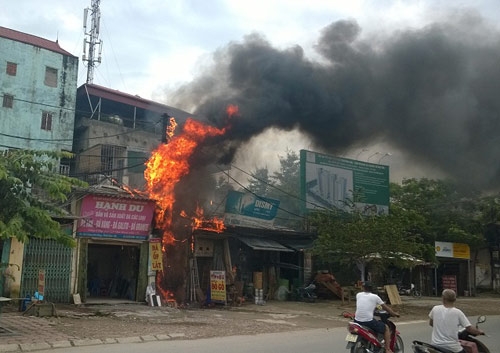 Bốt điện cháy, người dân hoảng loạn tháo thân